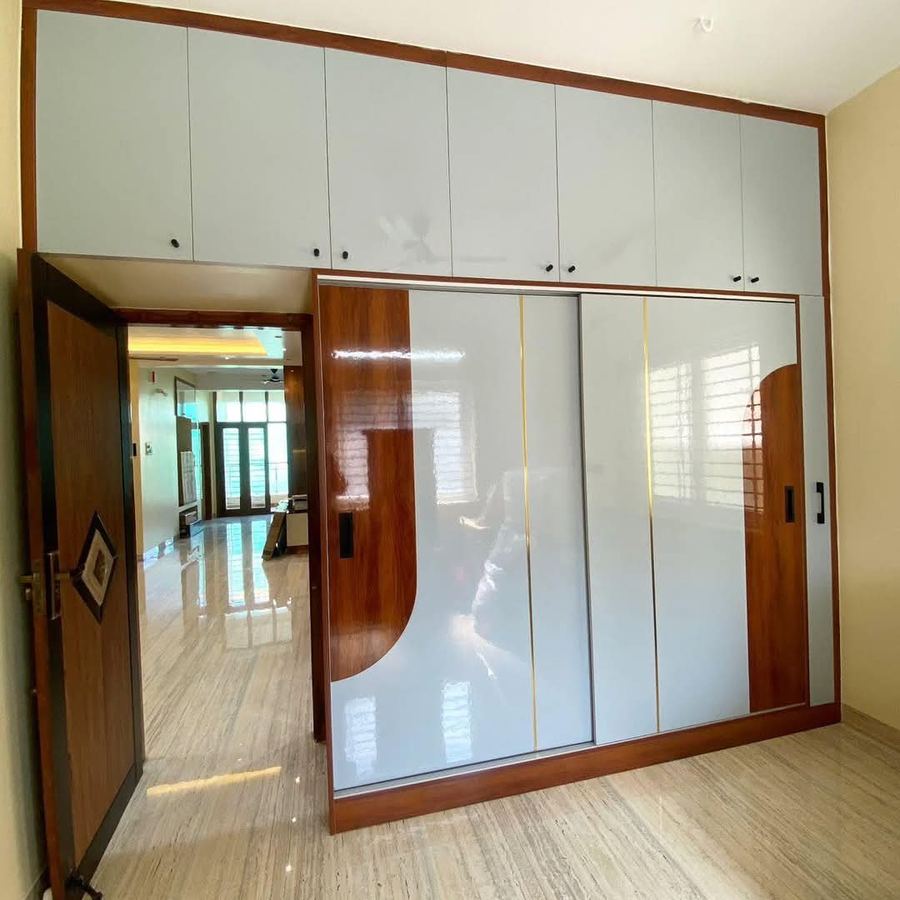 Hallway wardrobe with sliding doors leading to the entrance